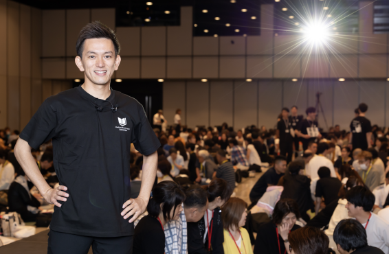 大規模セミナー会場での登壇の様子